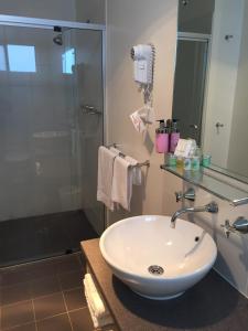 潘尼萧袋鼠岛海滨酒店的浴室配有白色水槽和淋浴。