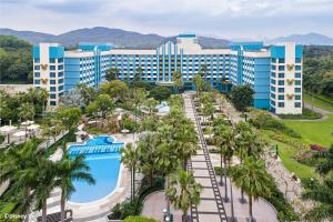 香港迪士尼好莱坞酒店的享有度假村的空中景致,设有游泳池和棕榈树