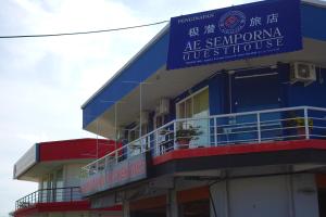 仙本那AE Semporna Guesthouse 极潜旅店的上面有蓝色标志的建筑