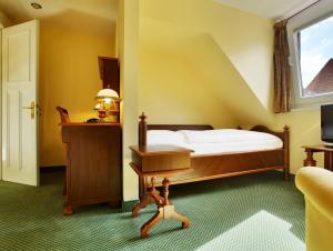 汉堡丹姆特帕拉兹贝尔莫酒店的前景卧室配有一张床和娃娃