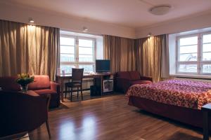 赫尔辛基安娜酒店的配有一张床和一张书桌的酒店客房