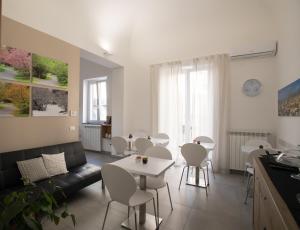 巴勒莫Le Quattro Stagioni - Rooms & Suite的客厅配有沙发和桌椅