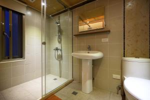 吉安七里香花园民宿的带淋浴、盥洗盆和卫生间的浴室