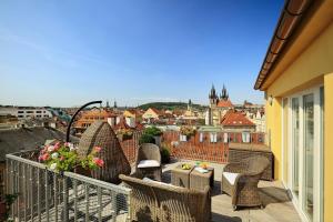 布拉格波西米亚大酒店的阳台设有藤椅,享有城市美景。