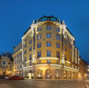 布拉格波西米亚大酒店的街上的黄色大建筑
