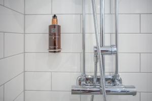 林德斯贝里Lindesbergs Hotell的浴室内配有带肥皂器的淋浴