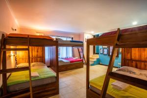 坎古Laki Uma Villa - Male Only的一间设有三张双层床的客房