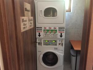 希欧福克Balaton Kinizsi Apartman的小型浴室内的洗衣机和烘干机