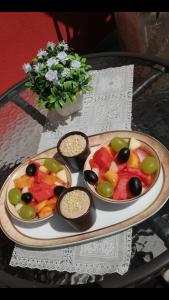 米内尔维诺迪莱切kalantha的桌子上摆着两盘水果的桌子