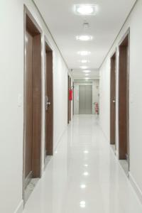 塔瓜汀加皇城广场酒店的带有木门的办公大楼走廊