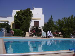 莱弗考基亚Chic Villa in Lefkogia Crete with Swimming Pool的别墅前设有游泳池