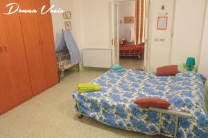 SquinzanoDonn'Anna B&B的一间医院间,配有一张床和一张婴儿床