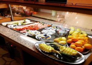 罗特Hotel Jägerhof的自助餐,包括多种不同类型的水果和蔬菜