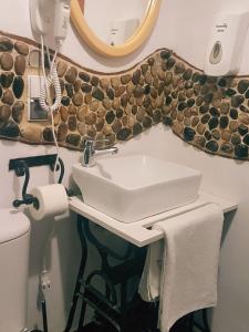 奥斯特罗达奥斯特利亚酒店的一间带水槽和镜子的浴室