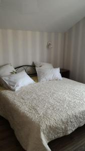 克洛佩夫尼茨基квартира-студия в г. Кропивницком (Кировограде)的卧室内的一张带白色床单和枕头的床