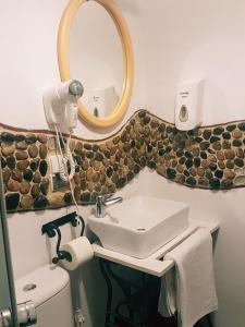 奥斯特罗达奥斯特利亚酒店的一间带水槽和镜子的浴室