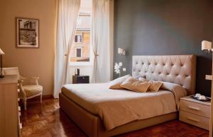 罗马圣维托套房住宿加早餐旅馆的一间卧室设有一张大床和一个窗户。