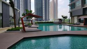 普特拉贾亚i-Walker @ IOI Conezion Putrajaya的一座位于高楼城市的游泳池