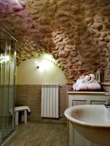BovinoDormire nel Borgo的浴室配有盥洗盆和浴缸。