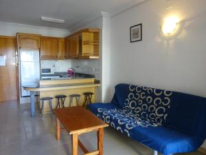 拉皮内达turquesa的一间带蓝色沙发的客厅和一间厨房