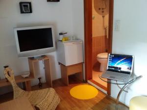 弗尔尼亚奇卡矿泉镇Apartments Bikica的小型浴室设有笔记本电脑和电视。