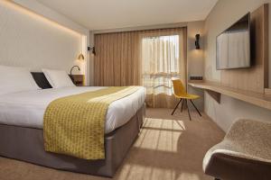 巴黎奥特易图尔埃菲尔酒店的酒店客房设有床和窗户。