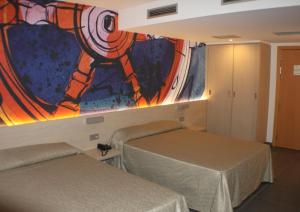 圣苏珊娜里维埃拉酒店 的墙上画画的房间里设有两张床