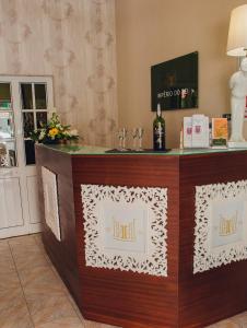 布朗库堡Hotel Império do Rei的接待台,酒店房间,提供一瓶葡萄酒