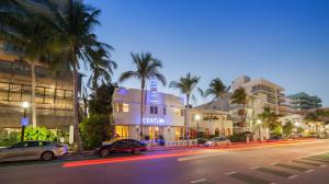 迈阿密海滩世纪酒店的一条城市街道,汽车停在大楼前