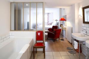 圣阿姆贝尔维尤天堂客栈的带浴缸的浴室和红色椅子