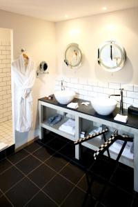 圣阿姆贝尔维尤天堂客栈的浴室设有2个水槽和2面镜子