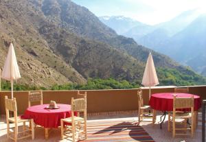 伊姆利尔Dar Imperial的两张桌子和椅子,享有山景