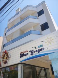 弗洛里亚诺波利斯Pousada Ilhas Gregas的餐馆前有标志的建筑物