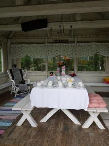拉彭兰塔Guesthouse Miekkala的一张白色桌子,上面放着盘子