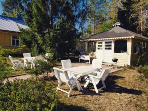 拉彭兰塔Guesthouse Miekkala的庭院内带凉亭的野餐桌和椅子