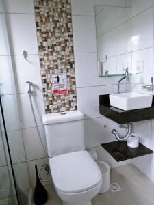 坎布里皮涅罗旅馆的白色的浴室设有卫生间和水槽。
