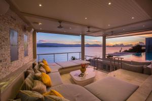 班拉克海滩Moonstone - Samui's Premier Private Villa的带沙发的客厅,享有水景