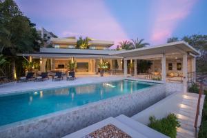 班拉克海滩Moonstone - Samui's Premier Private Villa的房屋前有游泳池的房子
