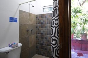 瓜达拉哈拉查普尔特佩克旅舍的带淋浴的浴室和玻璃门