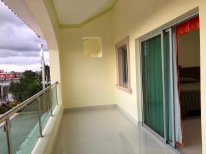 蓬塔卡纳Hotel Yonu的阳台享有卧室的景致。