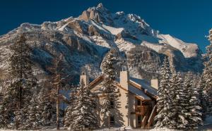班夫班福洛基山度假酒店的雪覆盖的山前的滑雪小屋