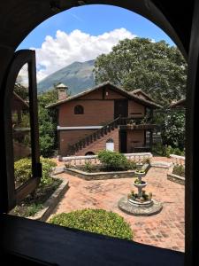 NatabuelaHotel y Hosteria Natabuela的从窗户可欣赏到房子的景色