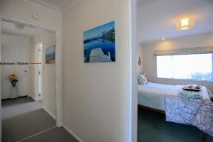 陶朗加哈伯高地旅馆的一间卧室设有一张床和一个大窗户