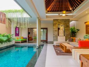 塞米亚克卡萨Spa别墅的别墅 - 带游泳池和客厅