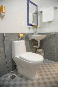 河内河内市背包旅舍的一间带卫生间和水槽的浴室