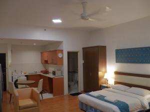 吉隆坡梅楼公寓酒店的酒店客房带一张床和一个厨房