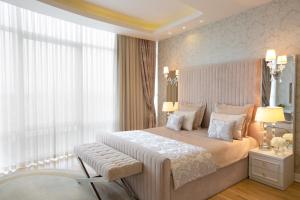 巴库Sahil Hotel Baku的一间卧室设有一张大床和一个大窗户