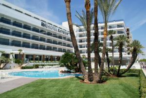 甘迪亚RH Bayren Hotel & Spa 4* Sup的一座楼前有棕榈树的酒店