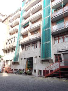 米兰Warrest - Short Rent Apartments的一座大型公寓楼,前面设有楼梯