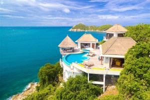 涛岛Villas Sabai Jai的享有带游泳池的别墅的空中景致